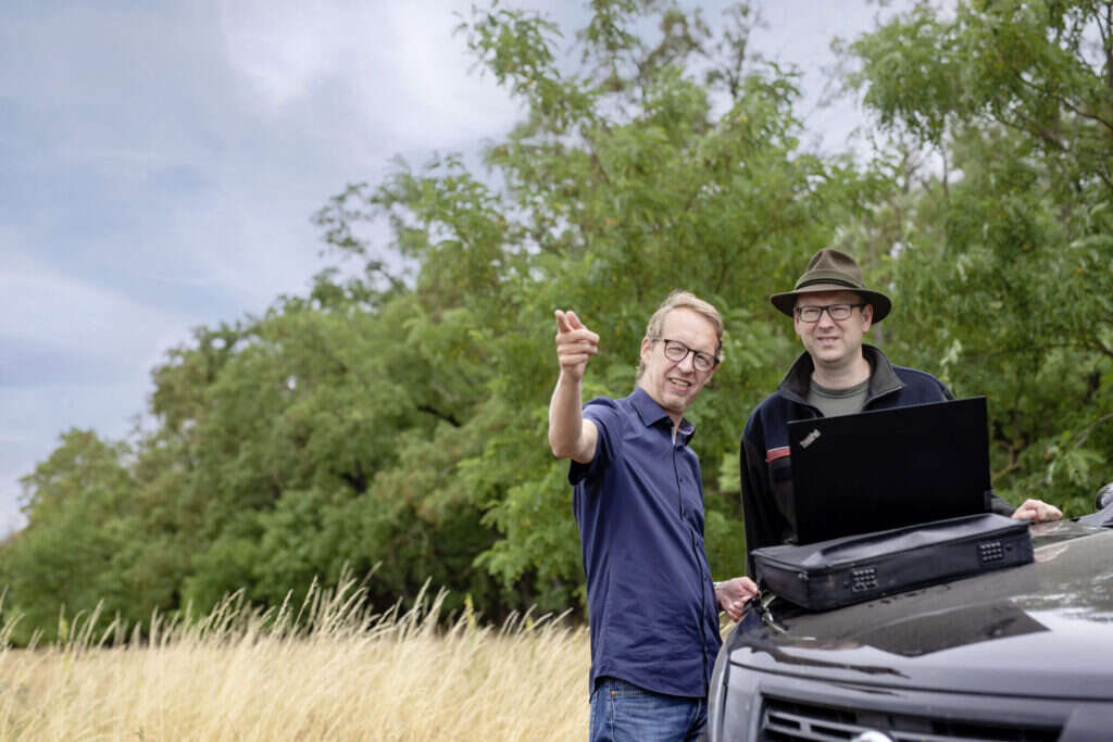 Fotografie eines Mitarbeiters von GAIA im Gespräch mit einem Förster