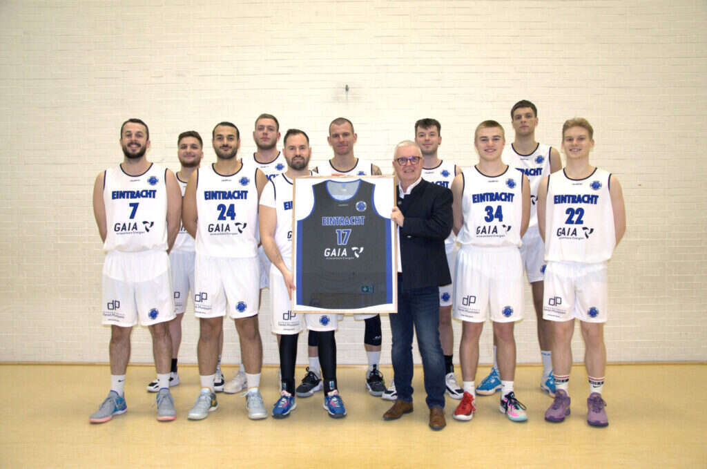 Fotografie des Basketballteams Eintracht Lambsheim mit Geschäftsführer Michael Wahl - im Rahmen einer gemeinnützigen Aktion von GAIA