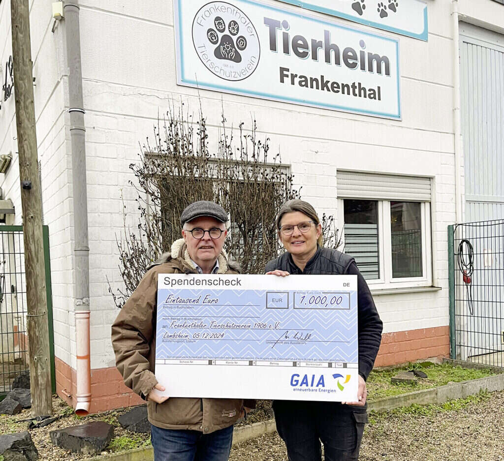 Fotografie des Geschäftsführers Michael Wahl beim Überreichen eines Spendenchecks im Rahmen einer gemeinnützigen Aktion von GAIA
