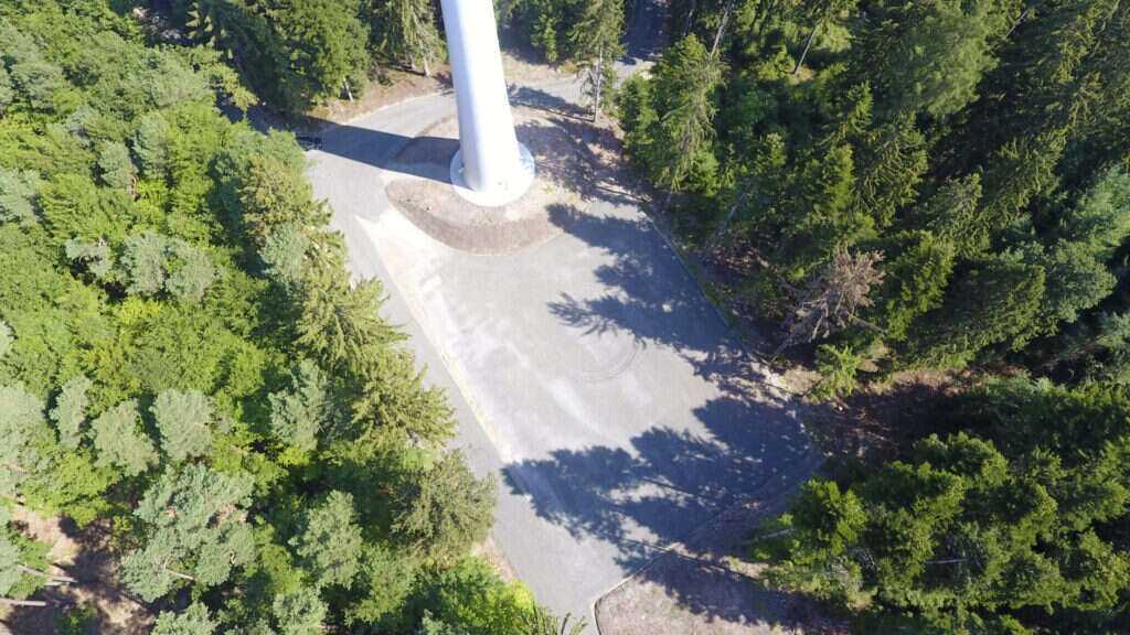 Fotografie einer Windkraftanlage für Windenergie im Wald