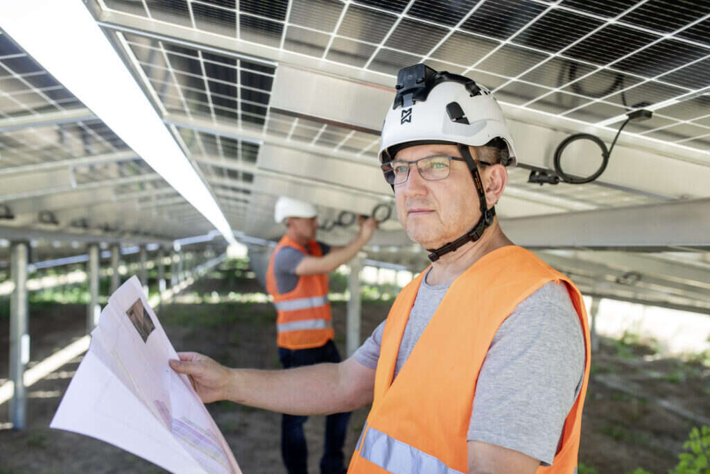 Fotografie von Mitarbeitern von GAIA, die Flächeneigentümer als Projektplaner für Photovoltaik Freiflächenanlagen unterstützen