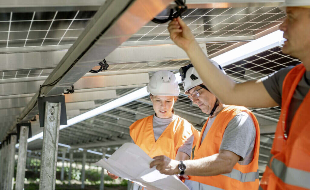 Fotografie von zwei Mitarbeitenden bei der Planung von nachhaltigen Energielösungen