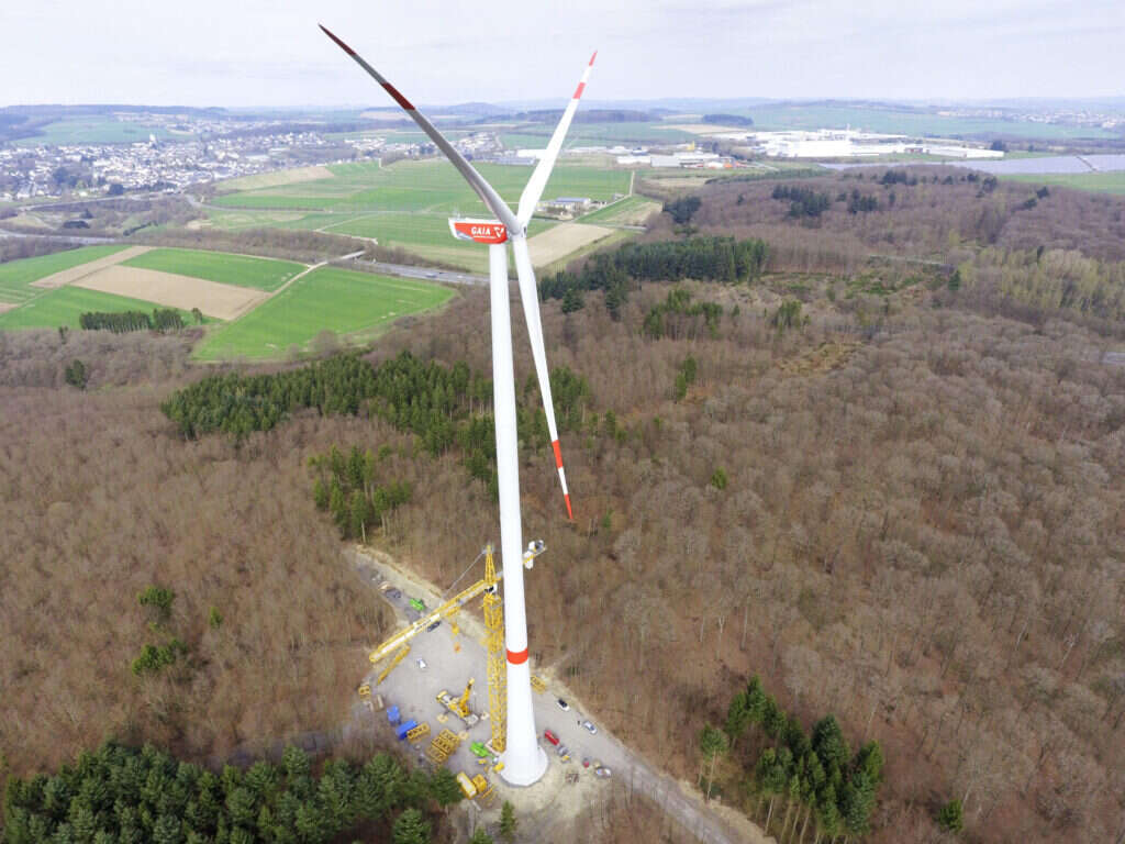 Fotografie einer Windkraftanlage für Windenergie im Wald