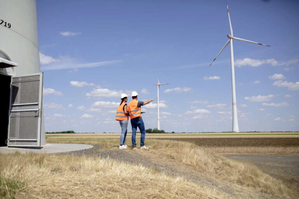 Fotografie von zwei Mitarbeitenden von GAIA in einem Windpark
