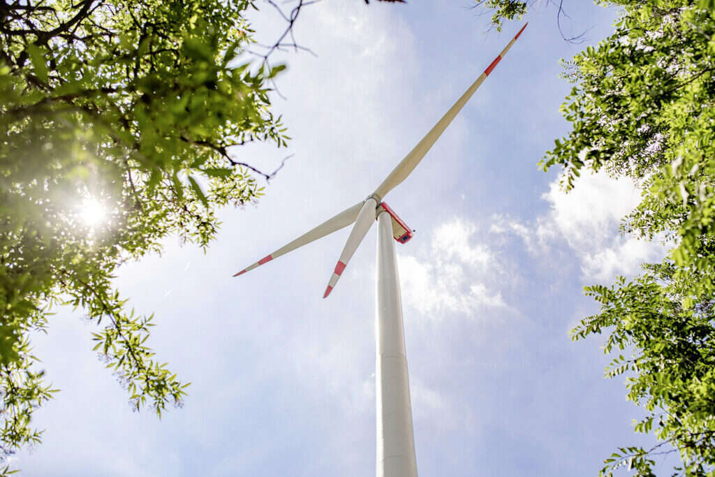 Fotografie einer Windkraftanlage