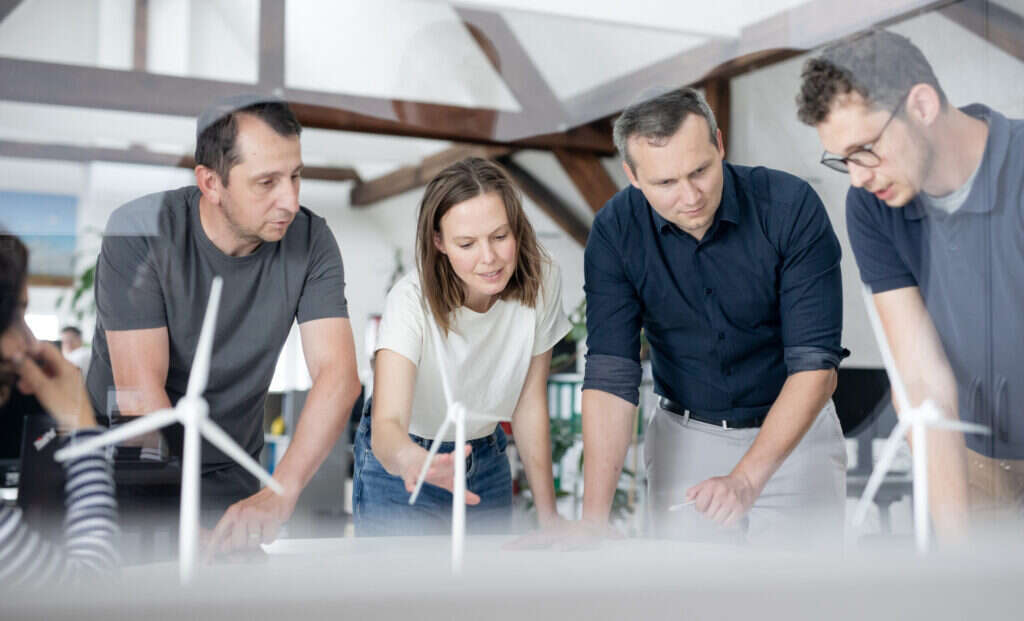Fotografie vom GAIA Team bei der Planung eines Windparks