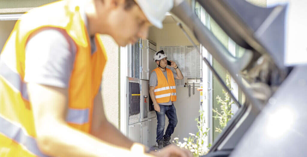 Fotografie eines Mitarbeitenden von GAIA im Gespräch zu nachhaltigen Energielösungen