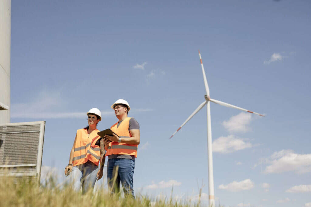 Fotografie von Mitarbeitenden von GAIA in einem Windpark