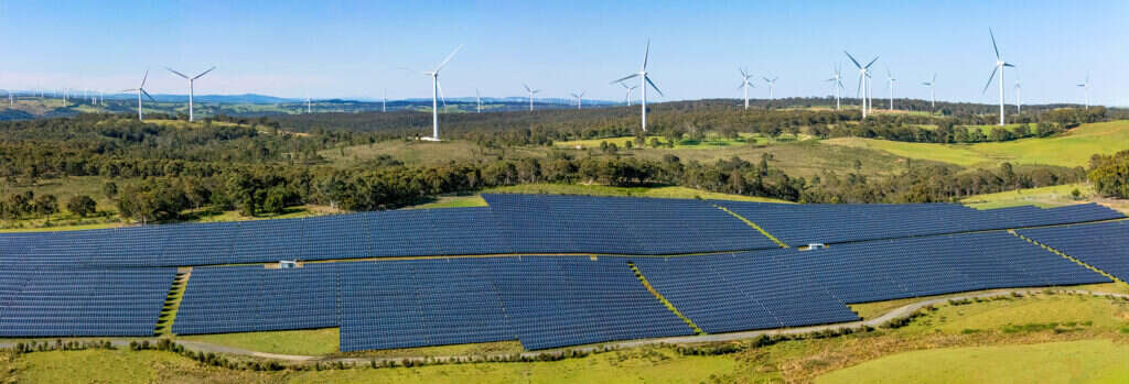 Fotografie eines Wind- und Solarparks
