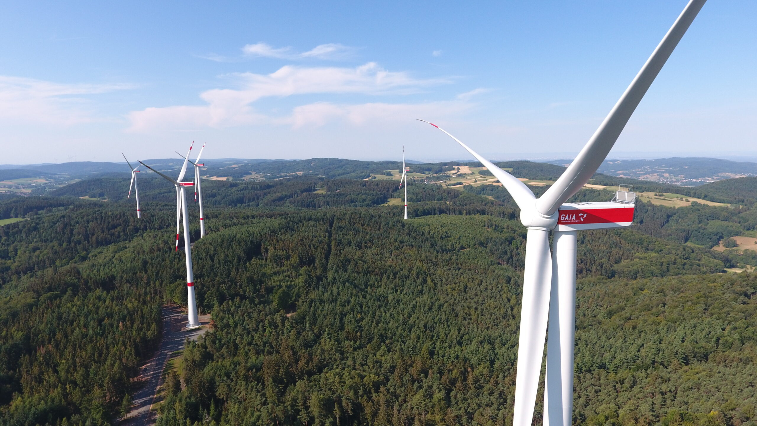 Fotografie vopn Windenergieanlagen in einem Wald im Rahmen der Energiewende Windkraft