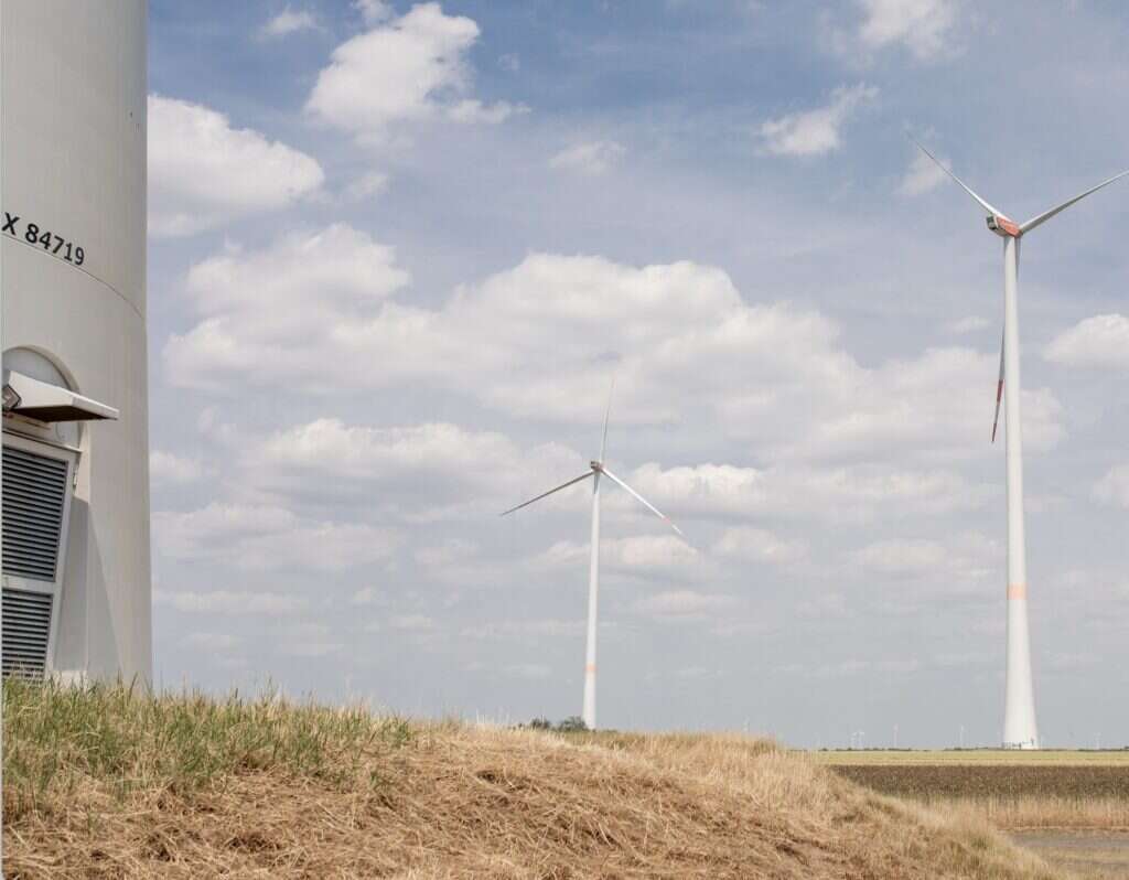 Fotografie von mehreren Windenergieanlagen im Rahmen der Energiewende Windkraft