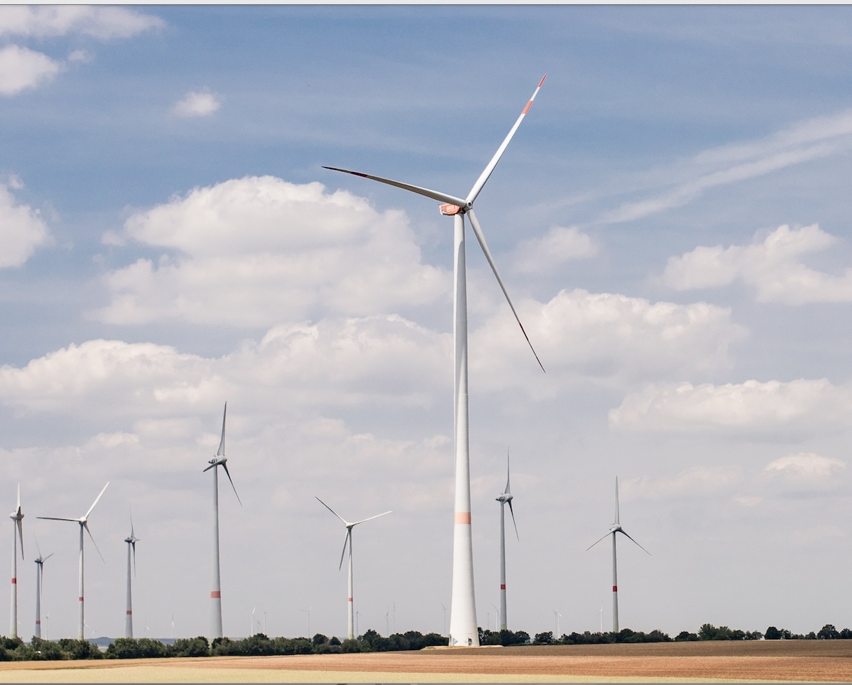 Fotografie von mehreren Windkraftanlagen im Rahmen der Energiewende Windkraft