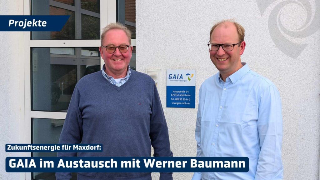 Ortsbürgermeister Werner Baumann und GAIA-Projektleiter Christian Buntzel vor dem Unternehmenssitz von GAIA in Lambsheim. Eingeblendet ist der Text „Zukunftsenergie für Maxdorf: GAIA im Austausch mit Werner Baumann“.